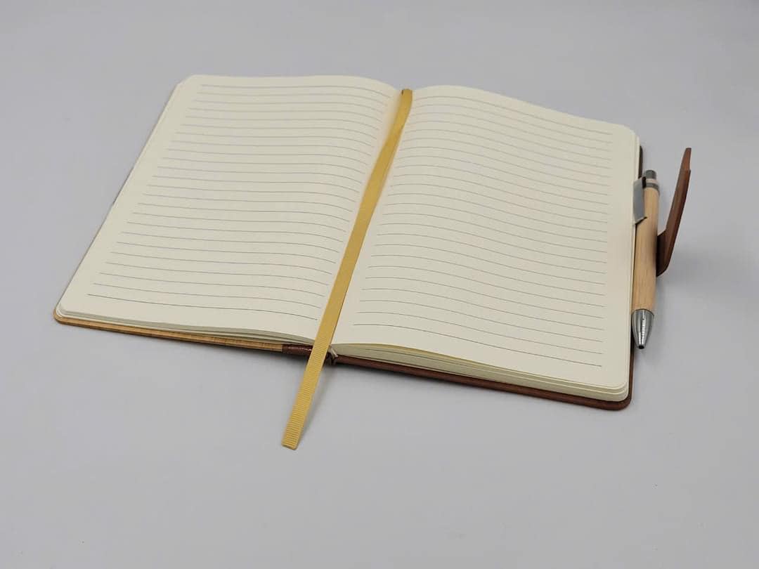 Sổ tay da bìa tre tặng kèm bút bi tre khắc tên theo yêu cầu làm quà tặng