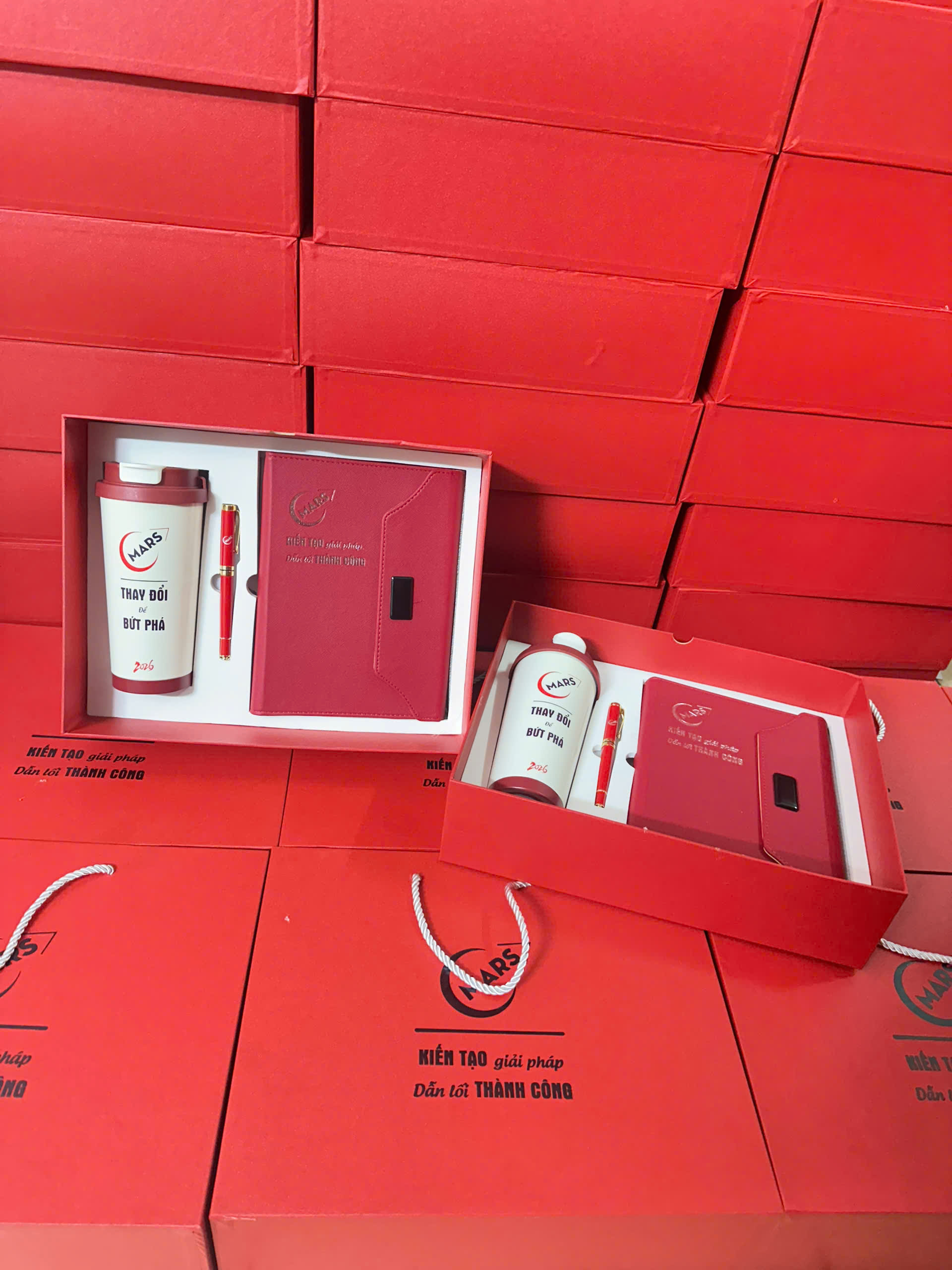 Bộ quà tặng gift set 3 món in thương hiệu riêng Mars - Set Quà Tặng Doanh Nghiệp Cao Cấp In Logo Theo Yêu Cầu – Bình Giữ Nhiệt, Sổ Tay, Bút Ký