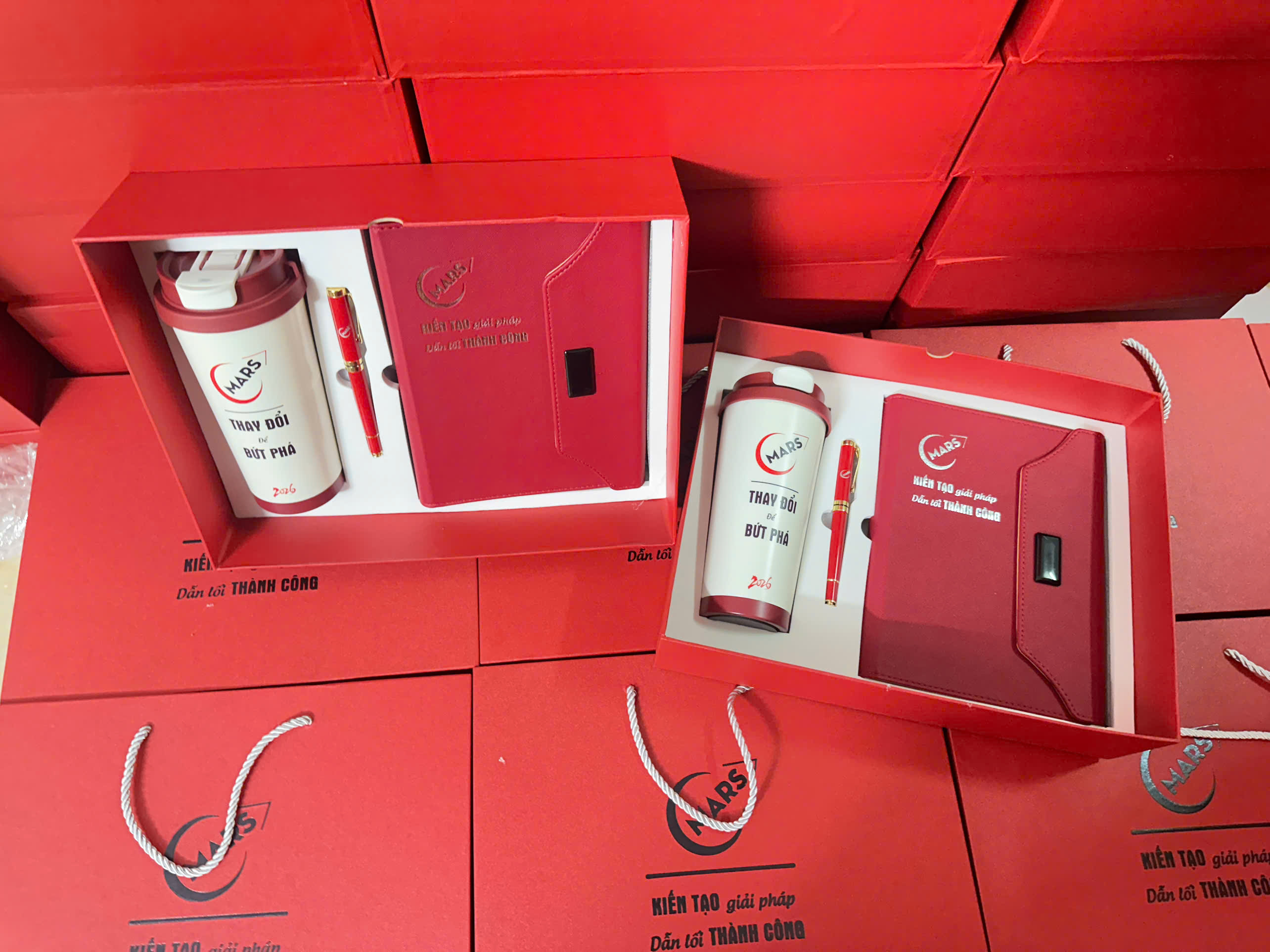 Bộ quà tặng gift set 3 món in thương hiệu riêng Mars - Set Quà Tặng Doanh Nghiệp Cao Cấp In Logo Theo Yêu Cầu – Bình Giữ Nhiệt, Sổ Tay, Bút Ký