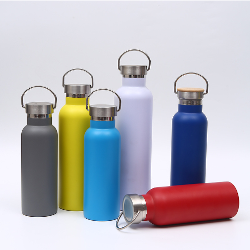 Bình giữ nhiệt hình chai nước có quai xách 750ml, Bình giữ nhiệt in khắc tên logo