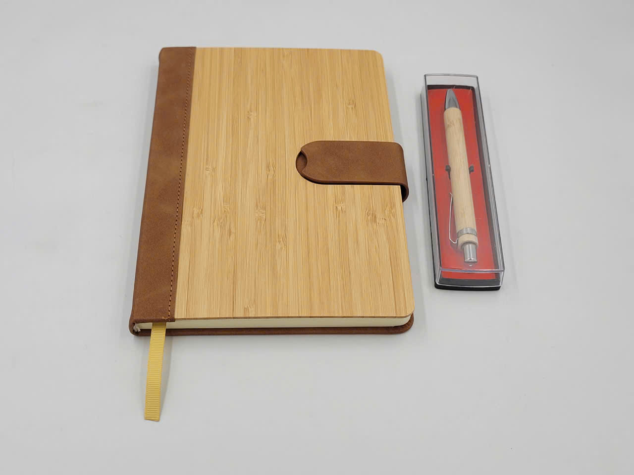 Sổ tay da bìa tre tặng kèm bút bi tre khắc tên theo yêu cầu làm quà tặng