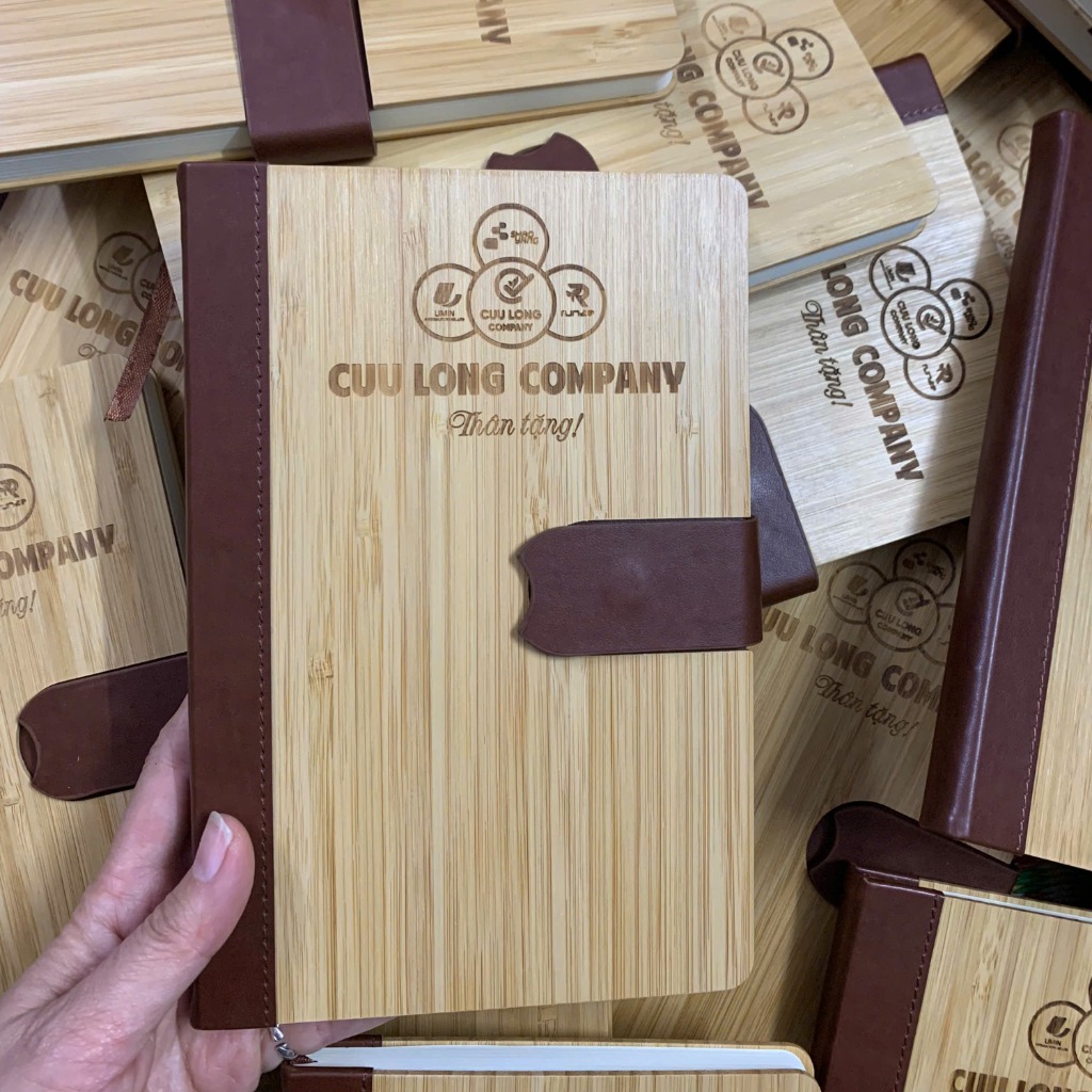 Sổ tay da bìa tre tặng kèm bút bi tre khắc tên theo yêu cầu làm quà tặng