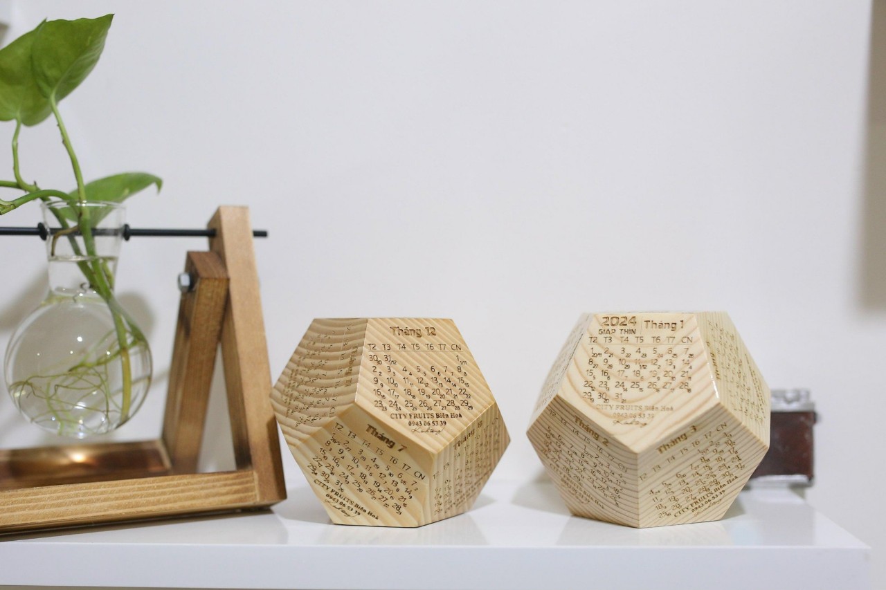Lịch Gỗ Để Bàn Lục Giác  Khắc Logo
