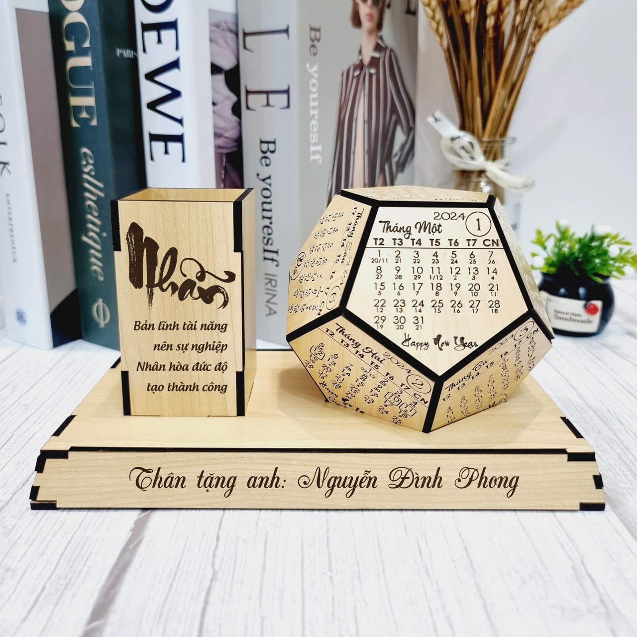 Lịch để bàn kèm hộp đựng bút ký - Quà tặng năm 2024