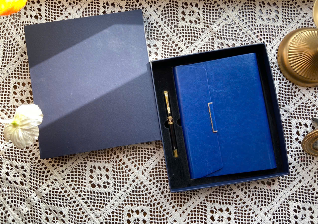 Quà tặng cho các thầy cô nhân dịp 20/11- Sổ da khuy gài A5/Combo Sổ bìa da A5 kèm bút sang trọng COM25145.