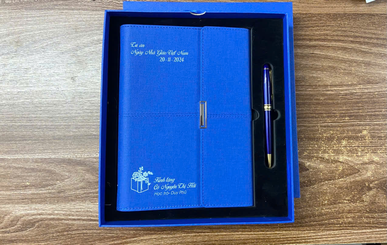 Quà tặng cho các thầy cô nhân dịp 20/11- Sổ da khuy gài A5/Combo Sổ bìa da A5 kèm bút sang trọng COM25145.