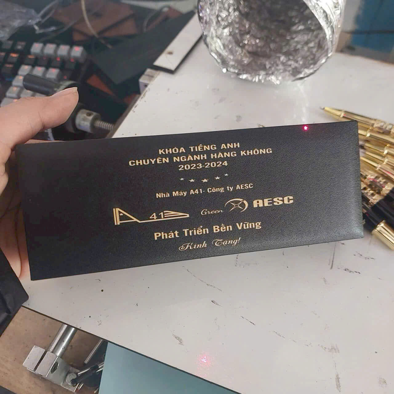 🎁 HỘP BÚT KHẮC LASER CAO CẤP – QUÀ TẶNG DOANH NGHIỆP SANG TRỌNG 🎁