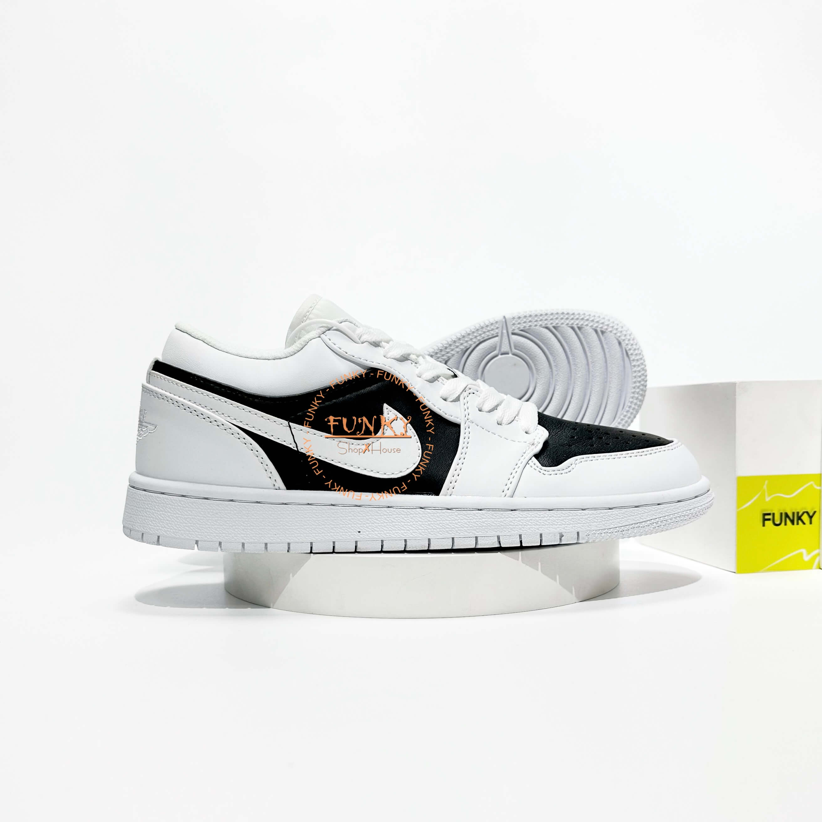 Giày Jordan 1 Cổ Thấp Panda Trắng Đen