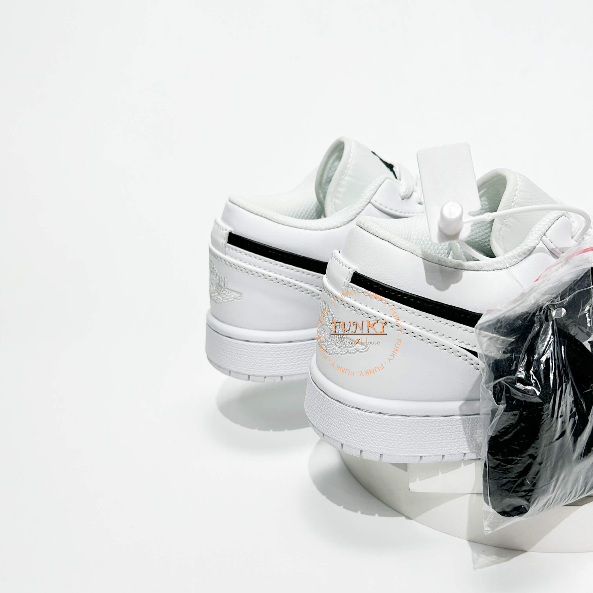 Giày Jordan 1 Cổ Thấp Panda Trắng Đen