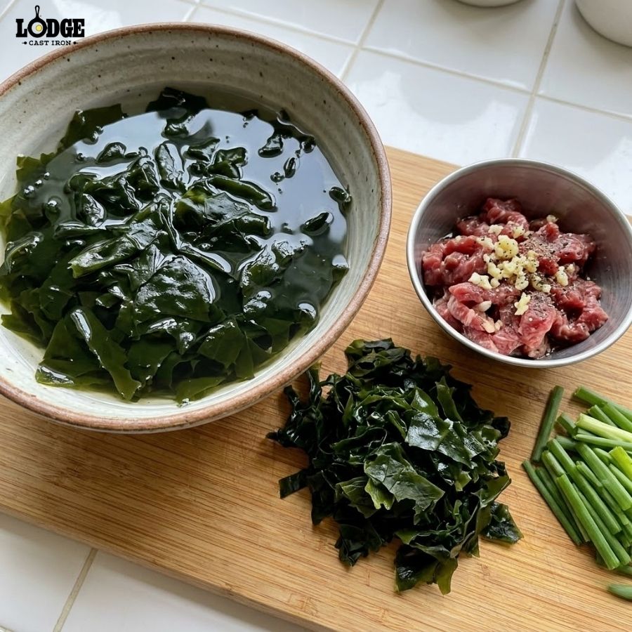 Các bước sơ chế nguyên liệu để nấu canh rong biển