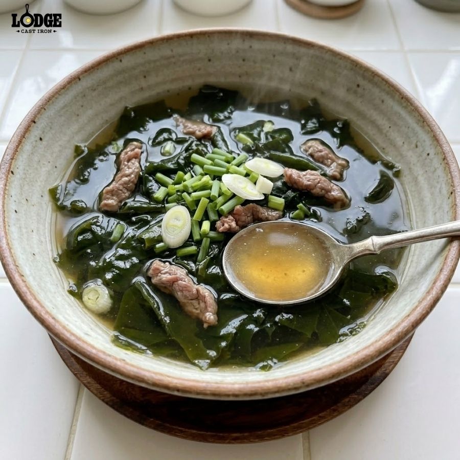 Canh rong biển thịt bò sau khi nấu có vị thanh mát