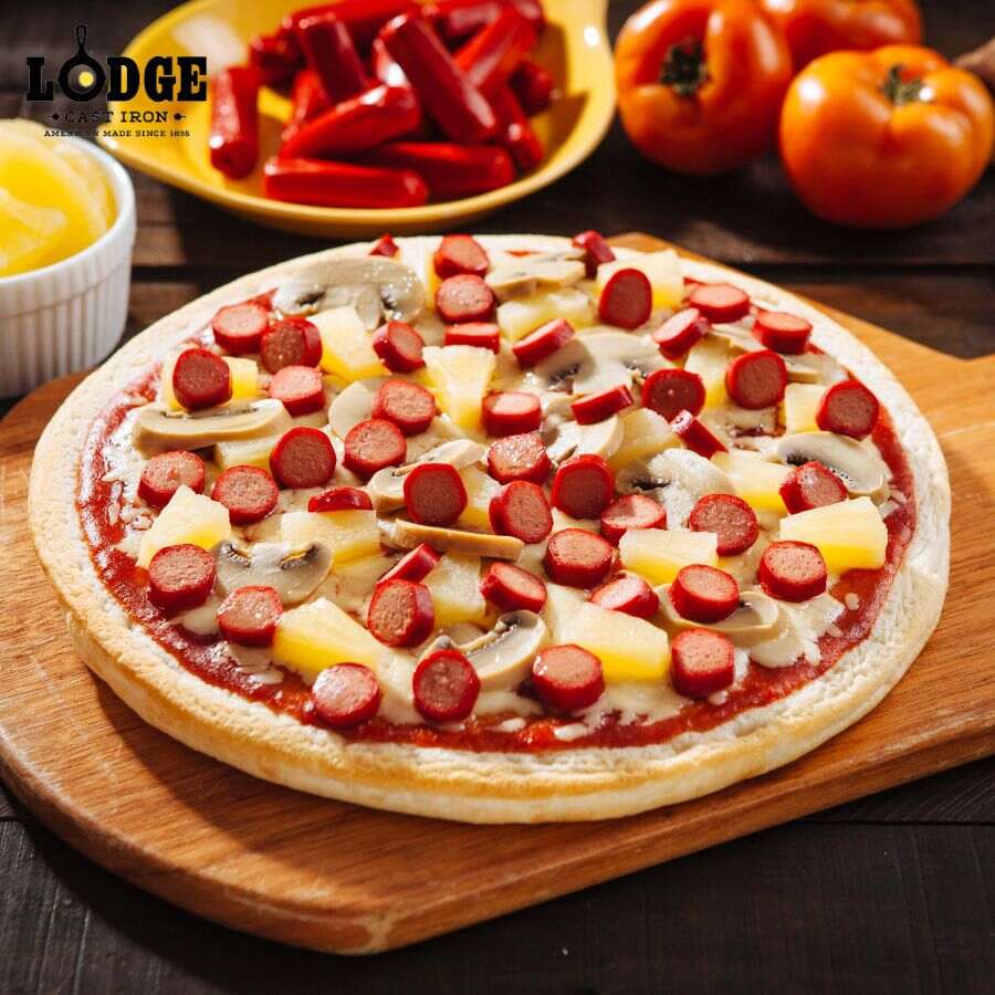 sốt và topping trên mặt bánh pizza