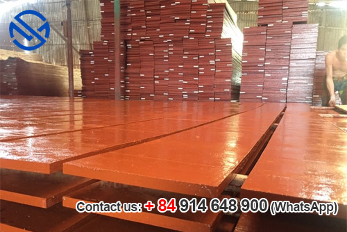 Gỗ coffa phủ keo và gỗ coffa phủ phim: loại nào tốt hơn?