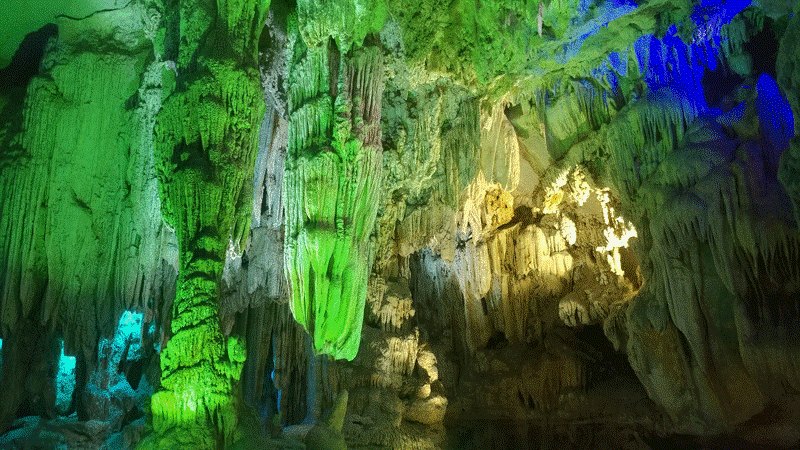 Đám cưới "gây sốt" khi được tổ chức trong hang động đẹp như cung điện tại Quảng Ninh