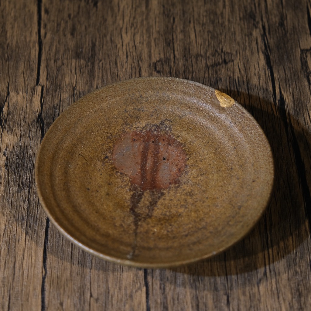 Đĩa bé gốm mộc chấm vàng triện khắc chìm