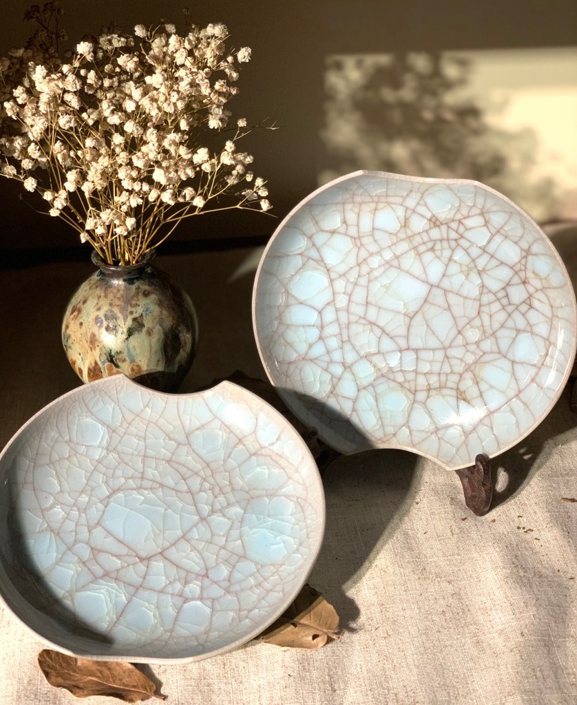 Đĩa men celadon huyết rồng