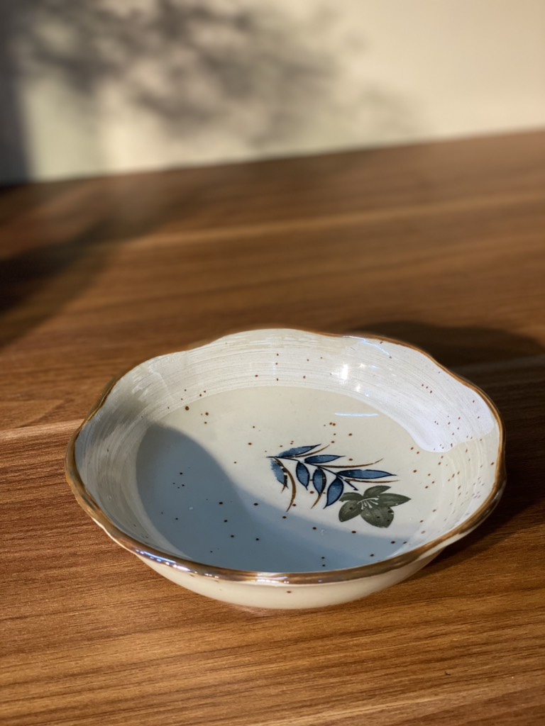 Bát men tiêu viền sóng nâu lòng hoa