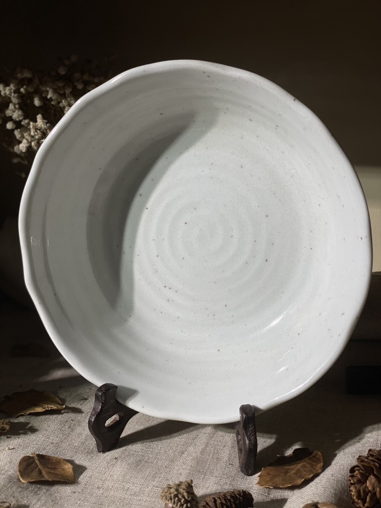 Đĩa tráng men trắng hình hoa