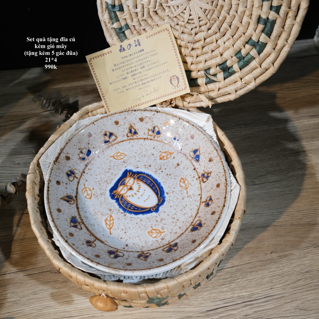 Set quà tặng đĩa cú kèm giỏ mây ( tằn kèm 5 gác đũa )