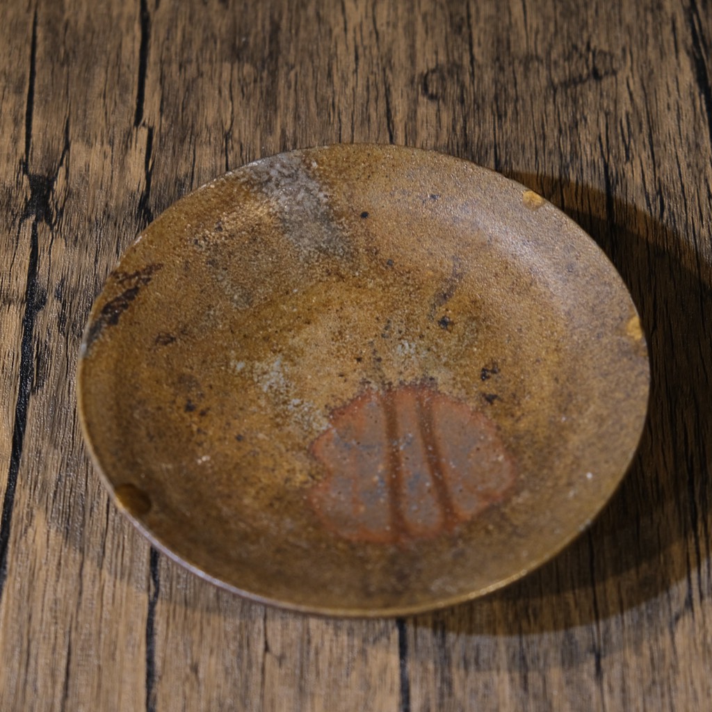 Đĩa bé gốm mộc chấm vàng triện khắc chìm