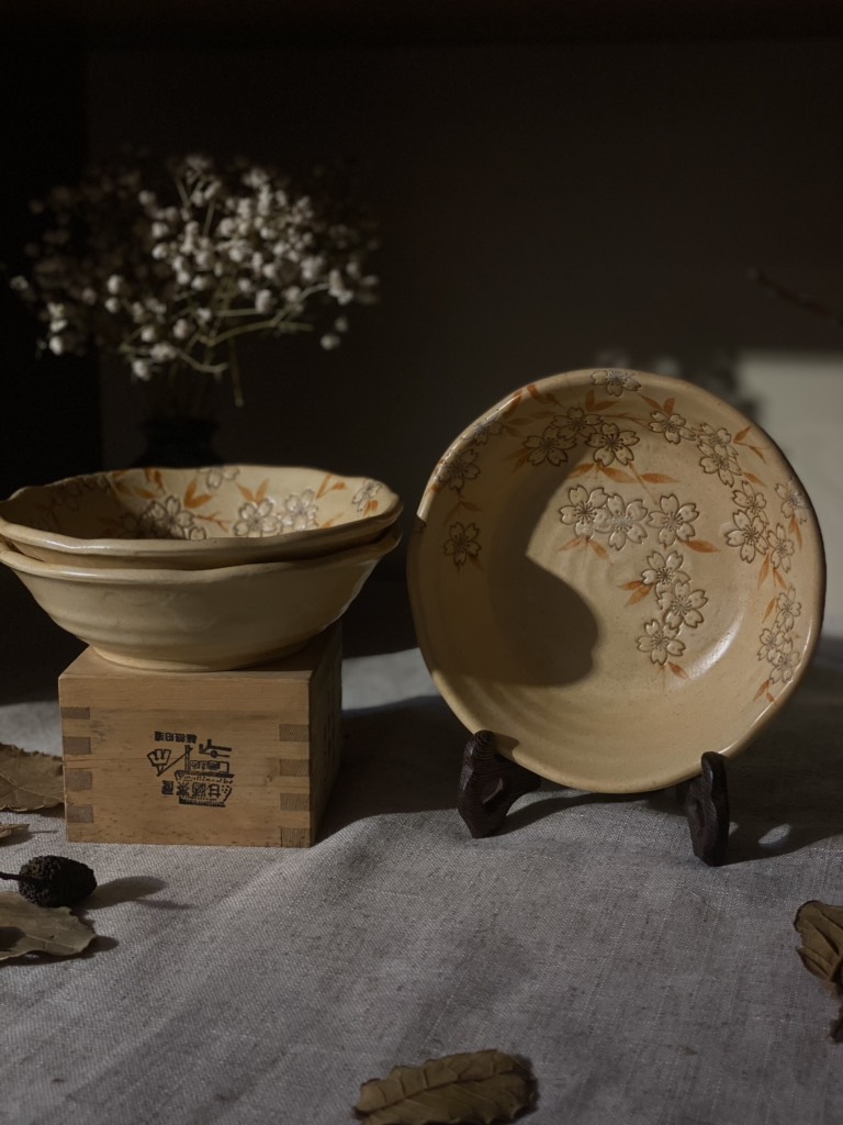 Bát nhỡ gốm dáng loe hoạ tiết hoa đào 5 cánh