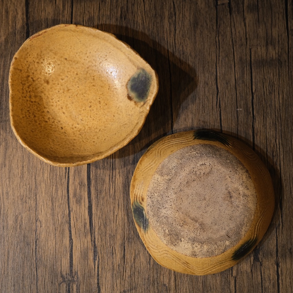 Đĩa mộc vàng loang men rêu