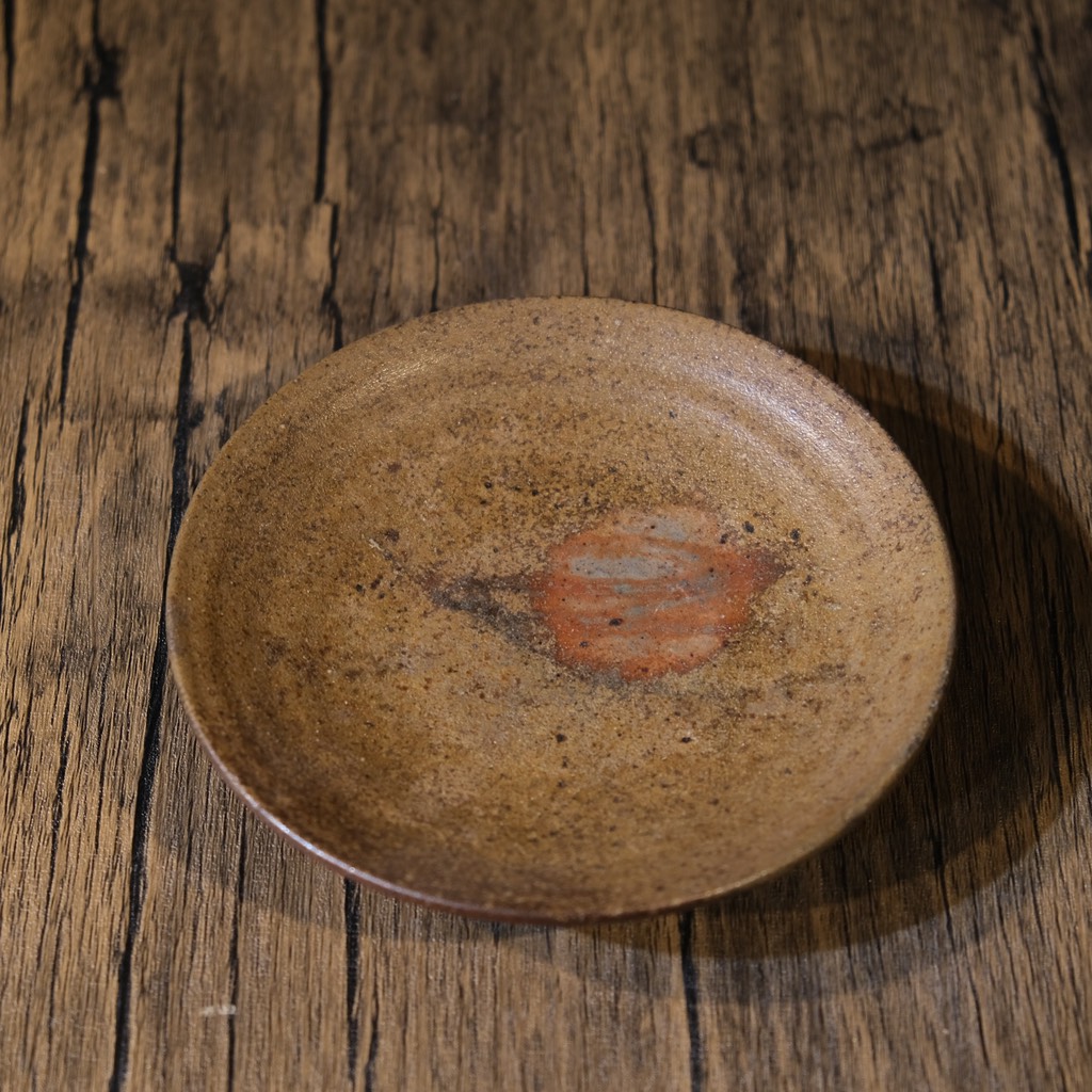 Đĩa bé gốm mộc chấm vàng triện khắc chìm