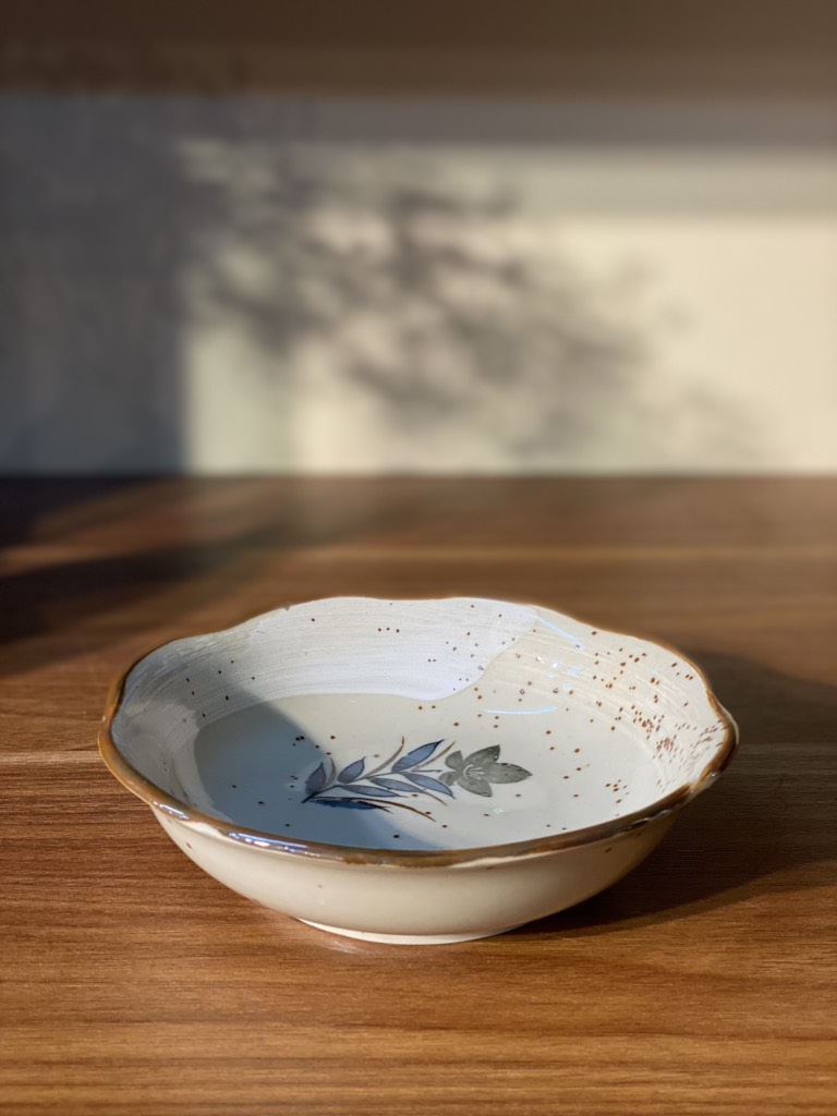 Bát men tiêu viền sóng nâu lòng hoa