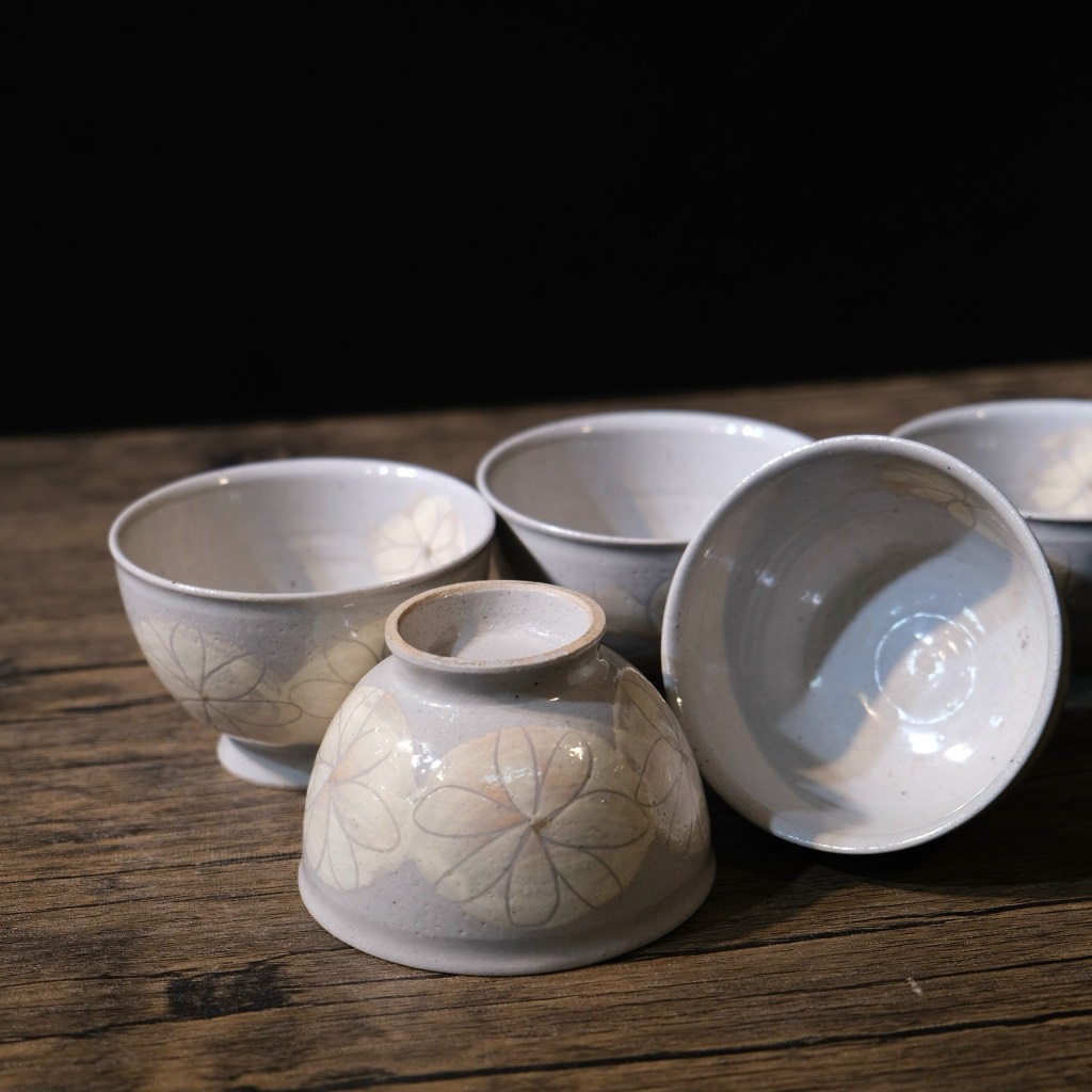 Set chén trà mộc vẽ hoa (triện đáy)