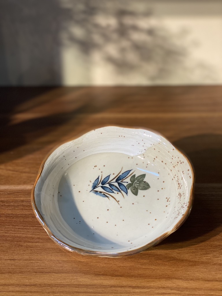 Bát men tiêu viền sóng nâu lòng hoa