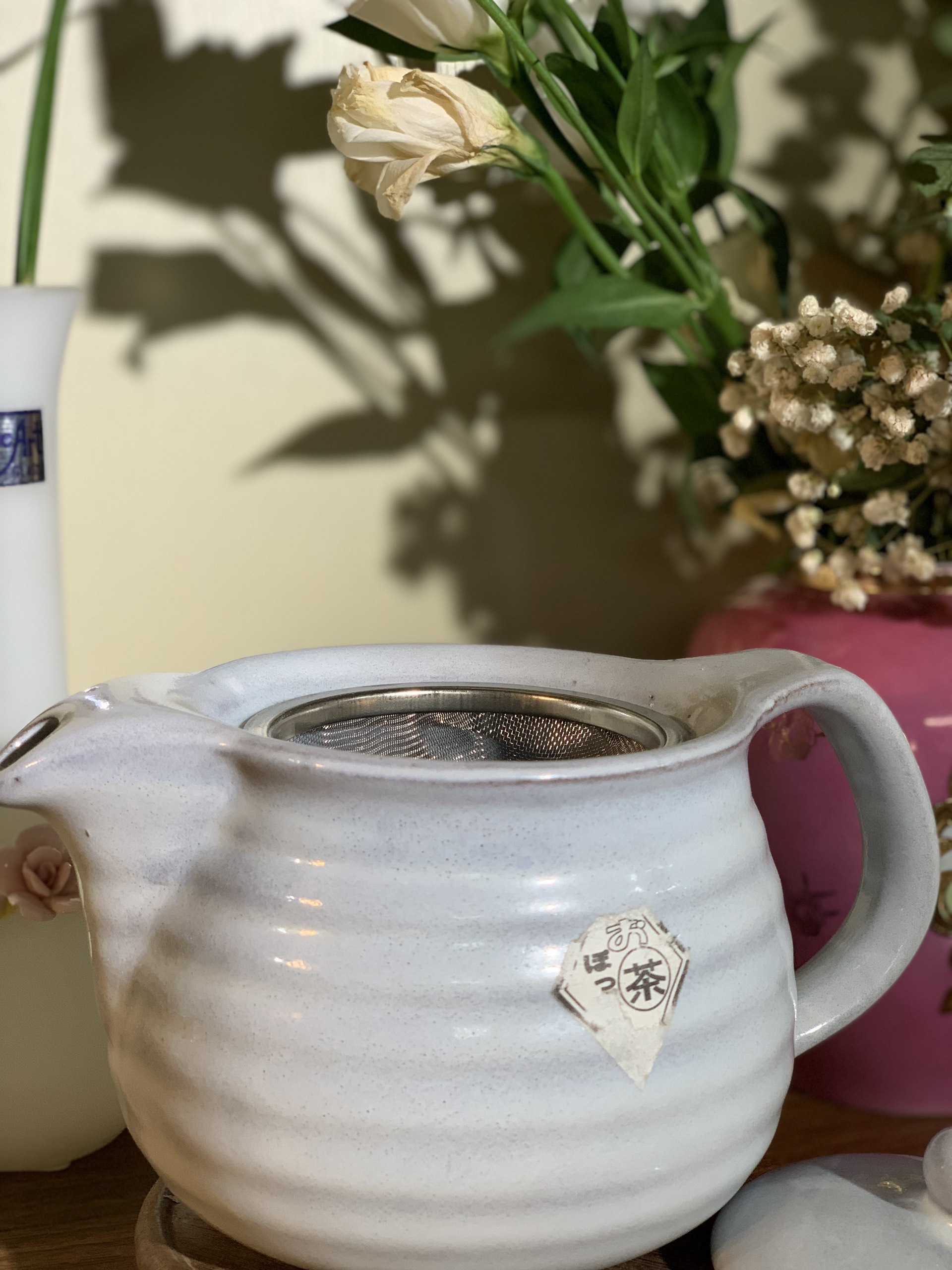 Ấm trà men sữa viền xoắn