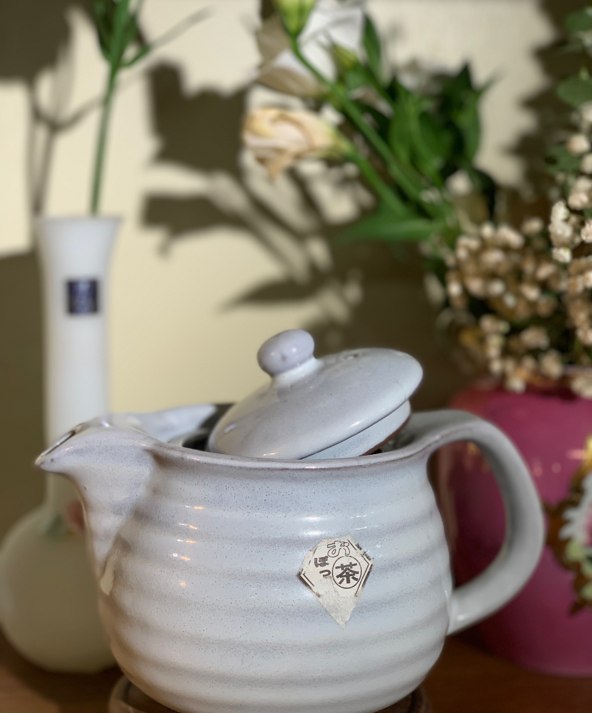 Ấm trà men sữa viền xoắn