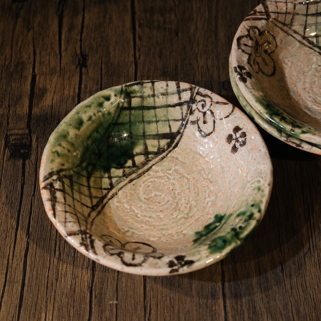 Đĩa sâu lòng Oribe hoạ tiết hoa (triện đáy)