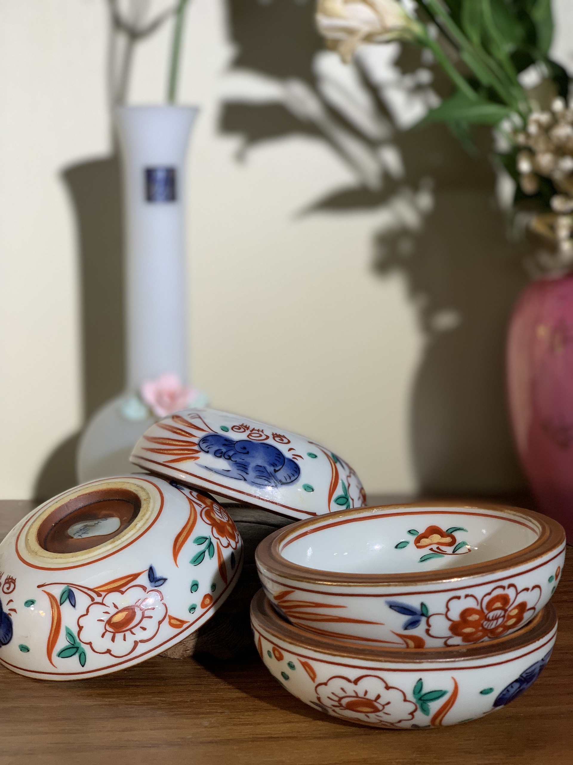 Bát chấm nhỏ tam thái vẽ vàng cốt dày