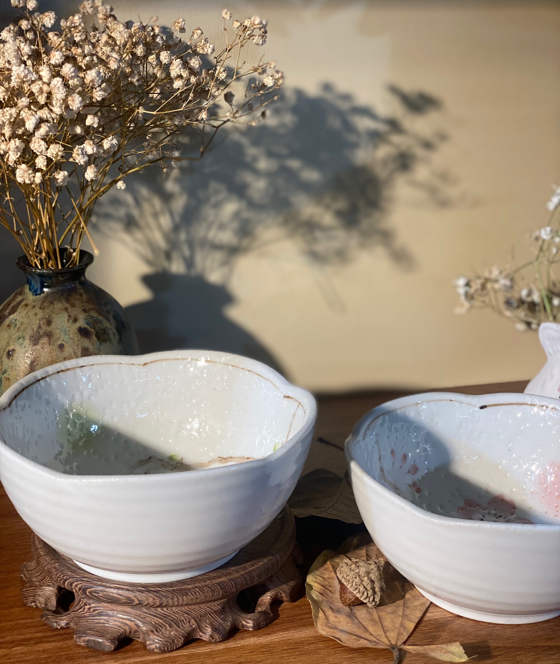 Bát hoa anh đào viền hoa hồng lục