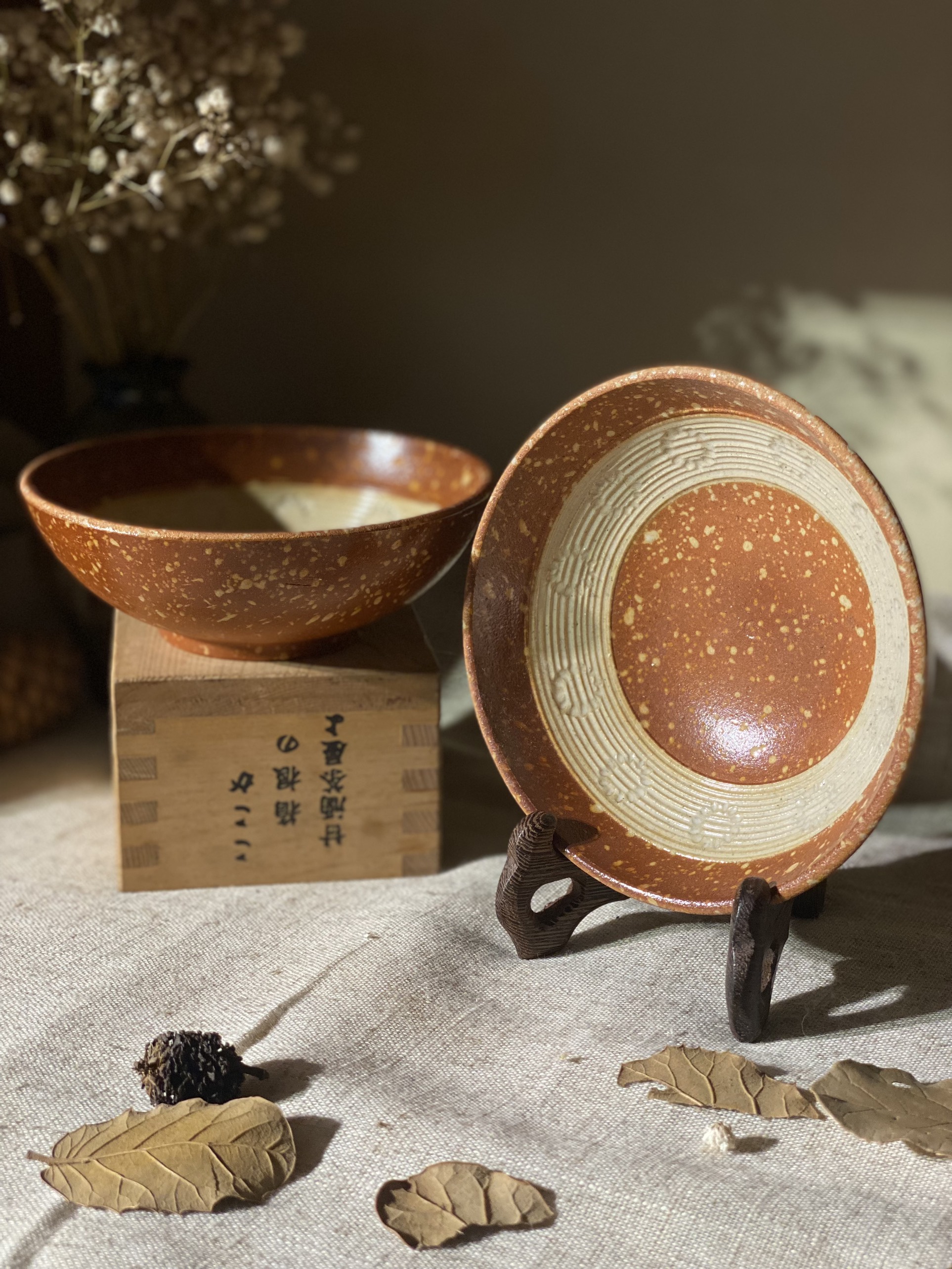 Bát men đá nâu đỏ hoa cúc khắc chìm