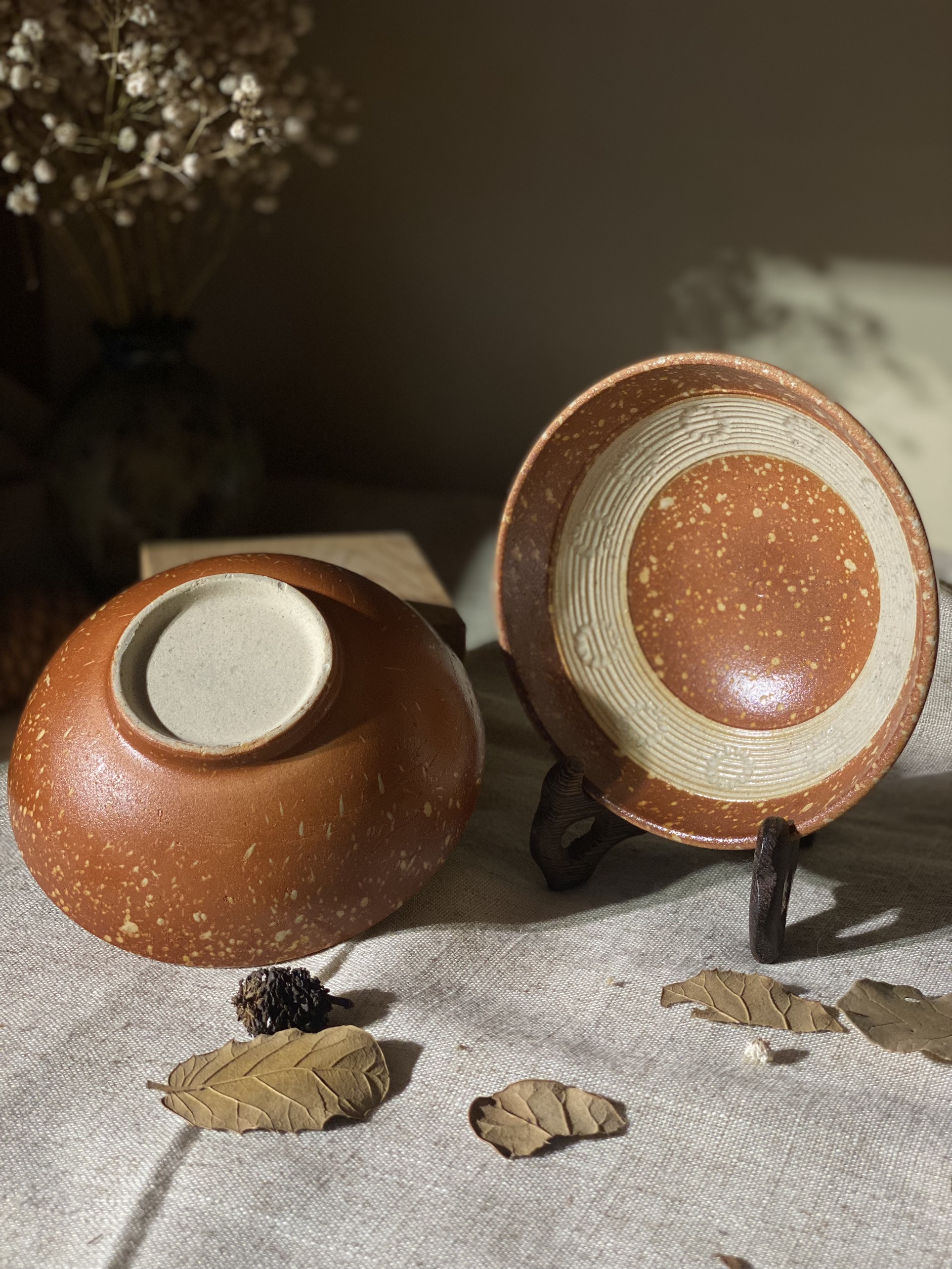 Bát men đá nâu đỏ hoa cúc khắc chìm