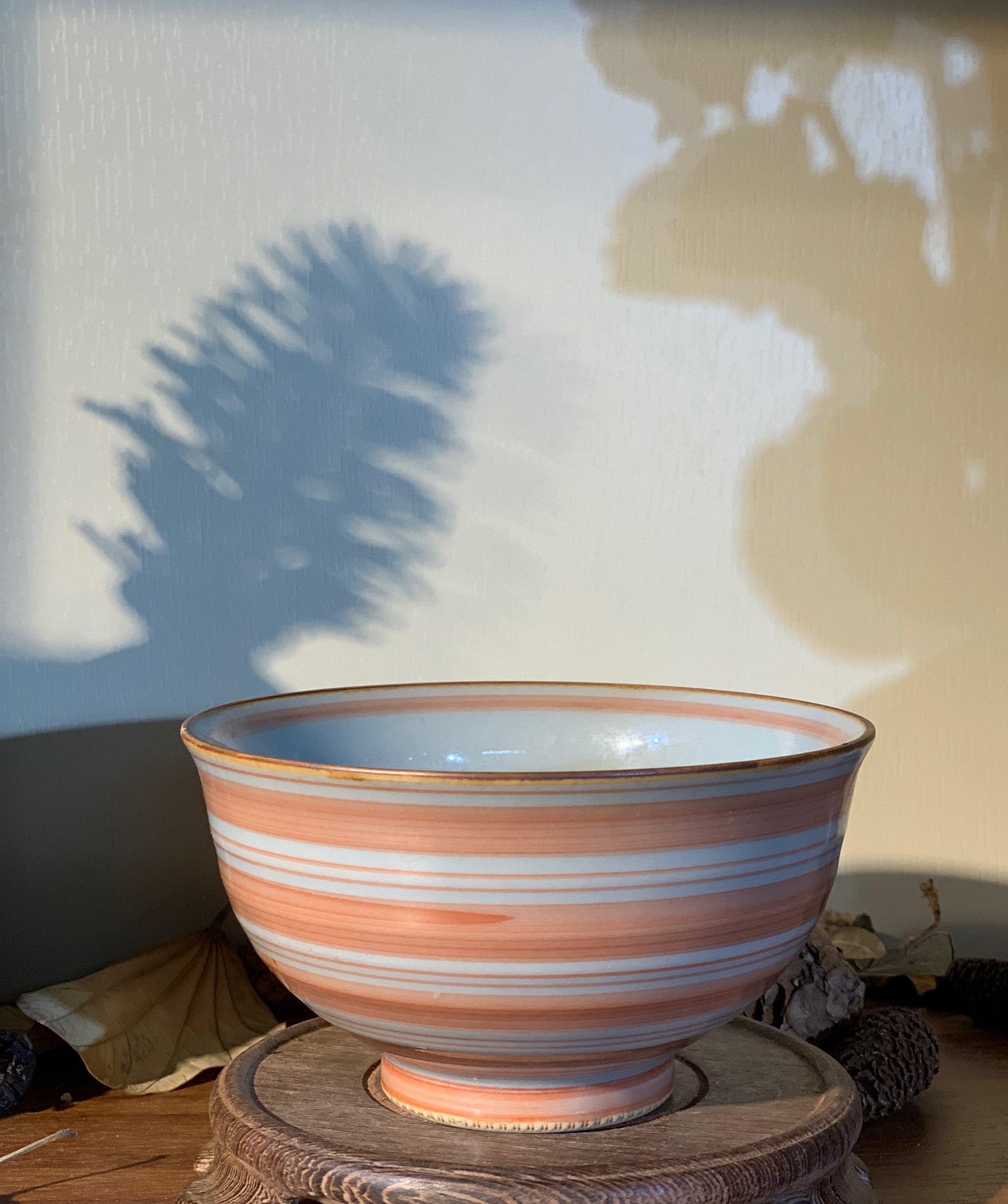 Bát mộc viền hồng đế răng cưa