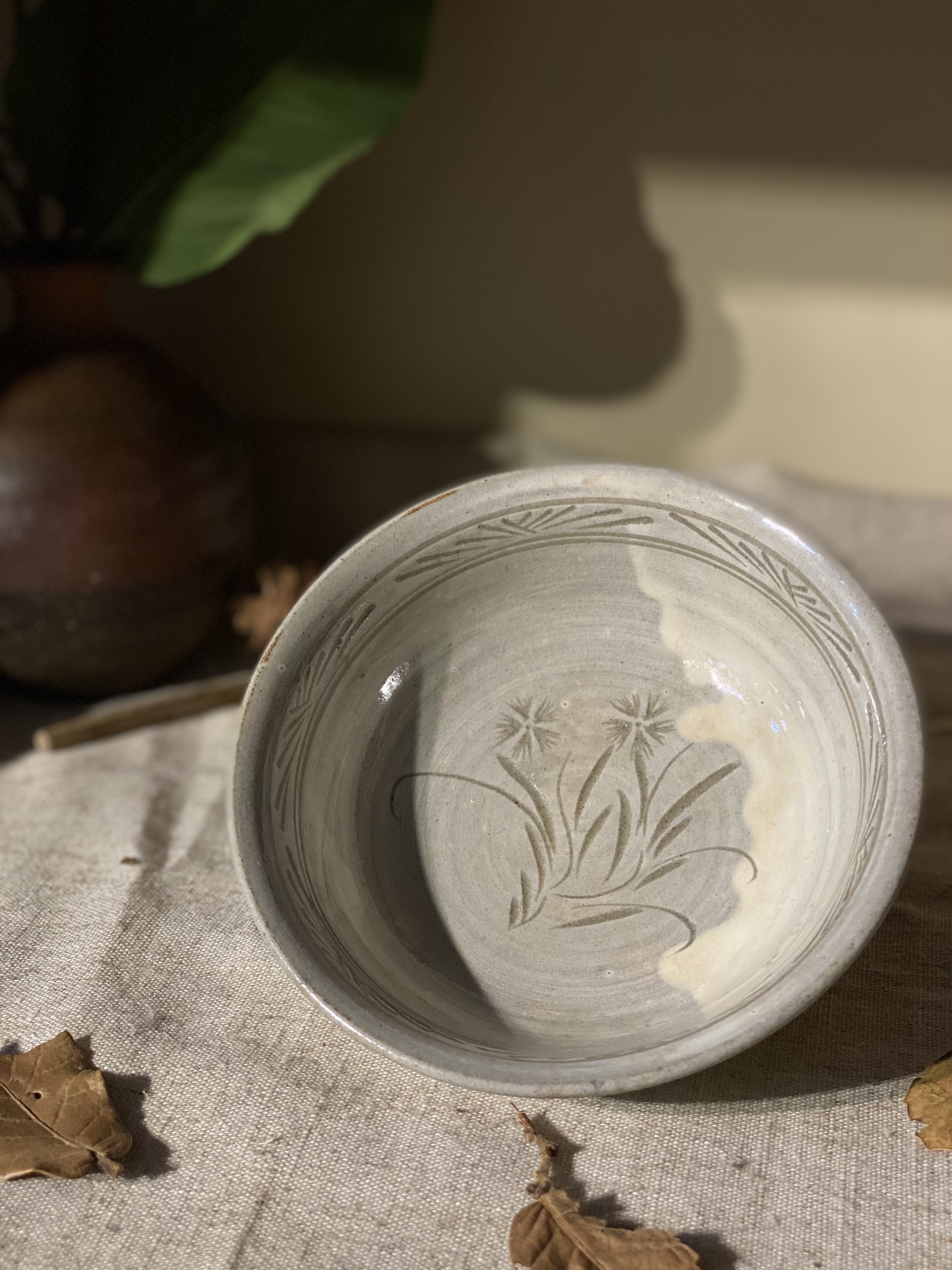 Bát nhỏ dáng loe men sữa xám triện nghệ nhân khắc chìm