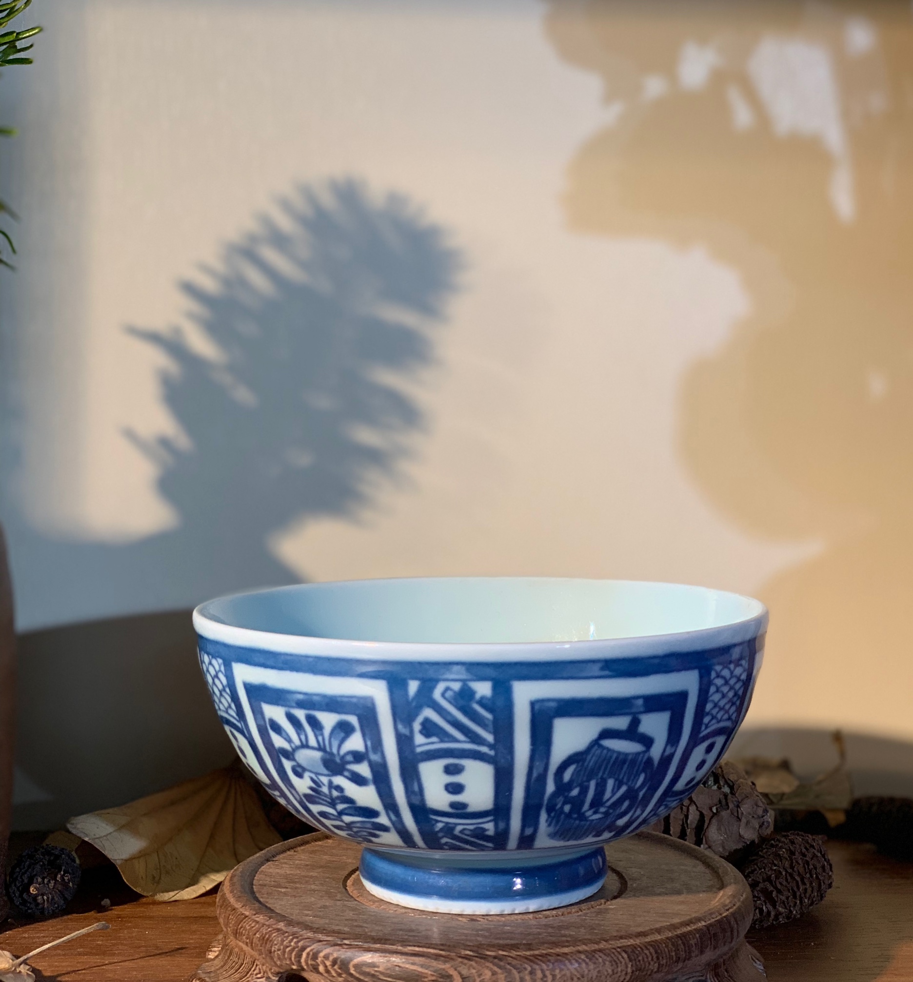 Bát tráng men hoạ tiết độc đáo vẽ triện