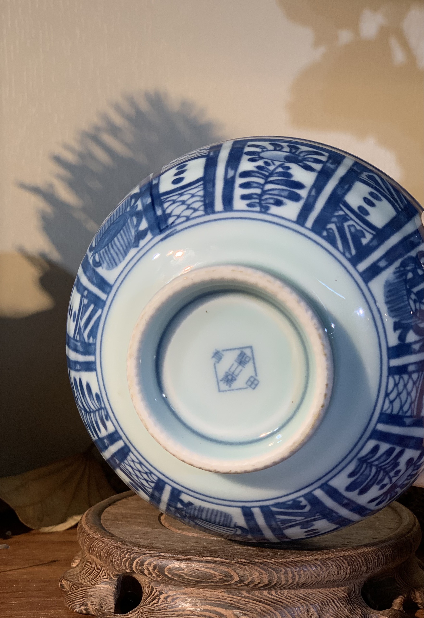 Bát tráng men hoạ tiết độc đáo vẽ triện