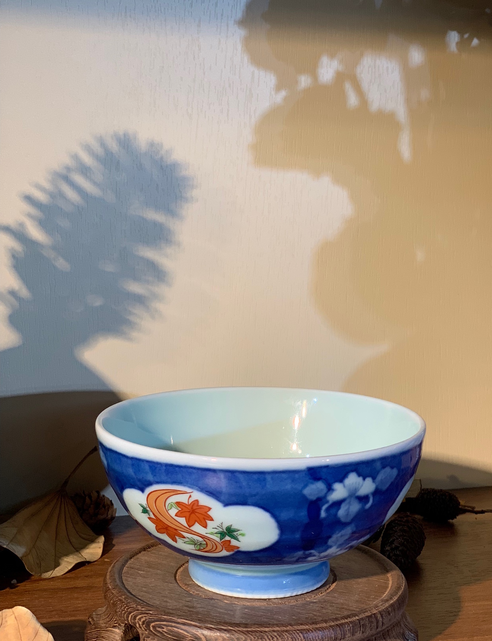 Bát tráng men lam vẽ lá phong