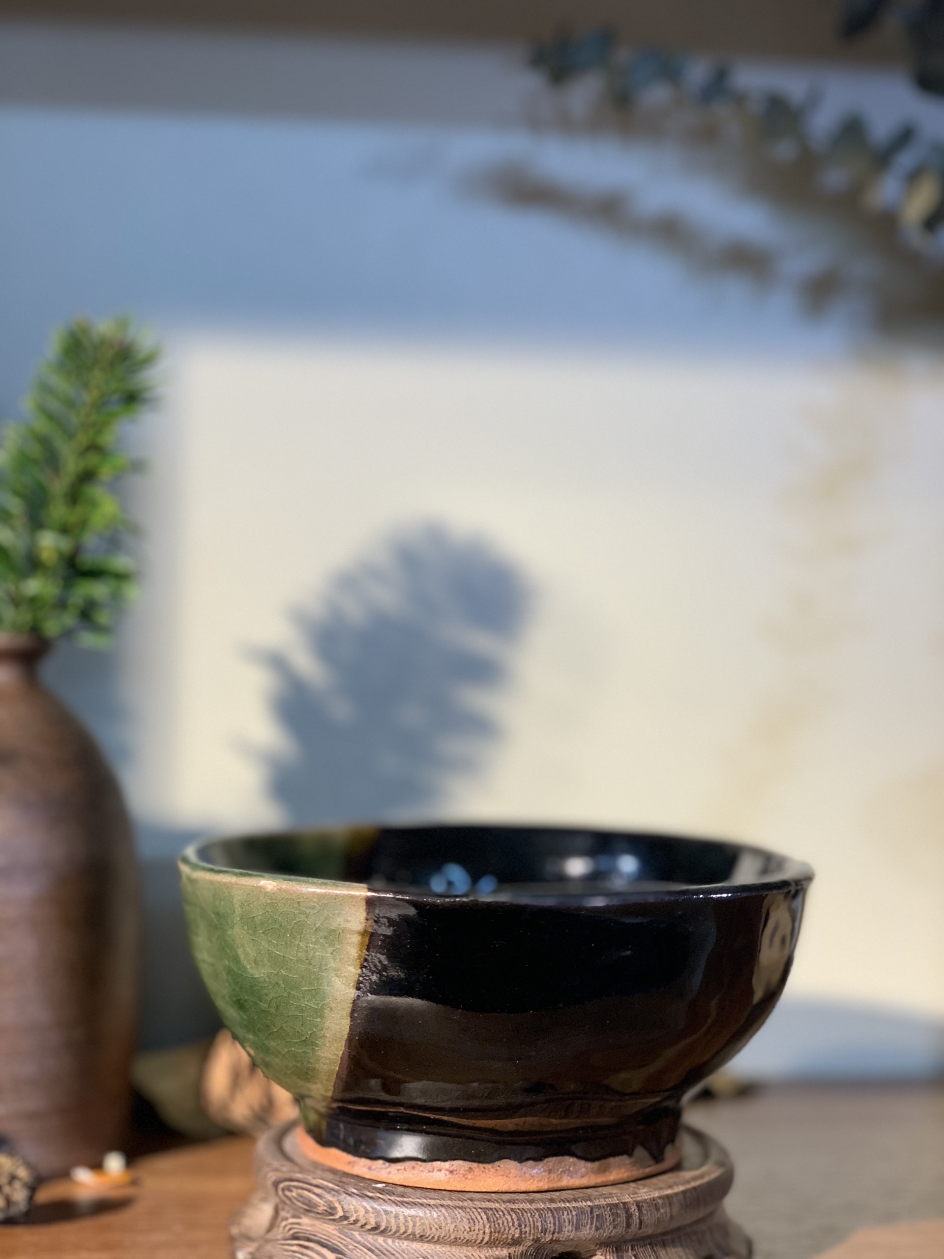 Bát tráng men xanh rêu triện khắc chìm