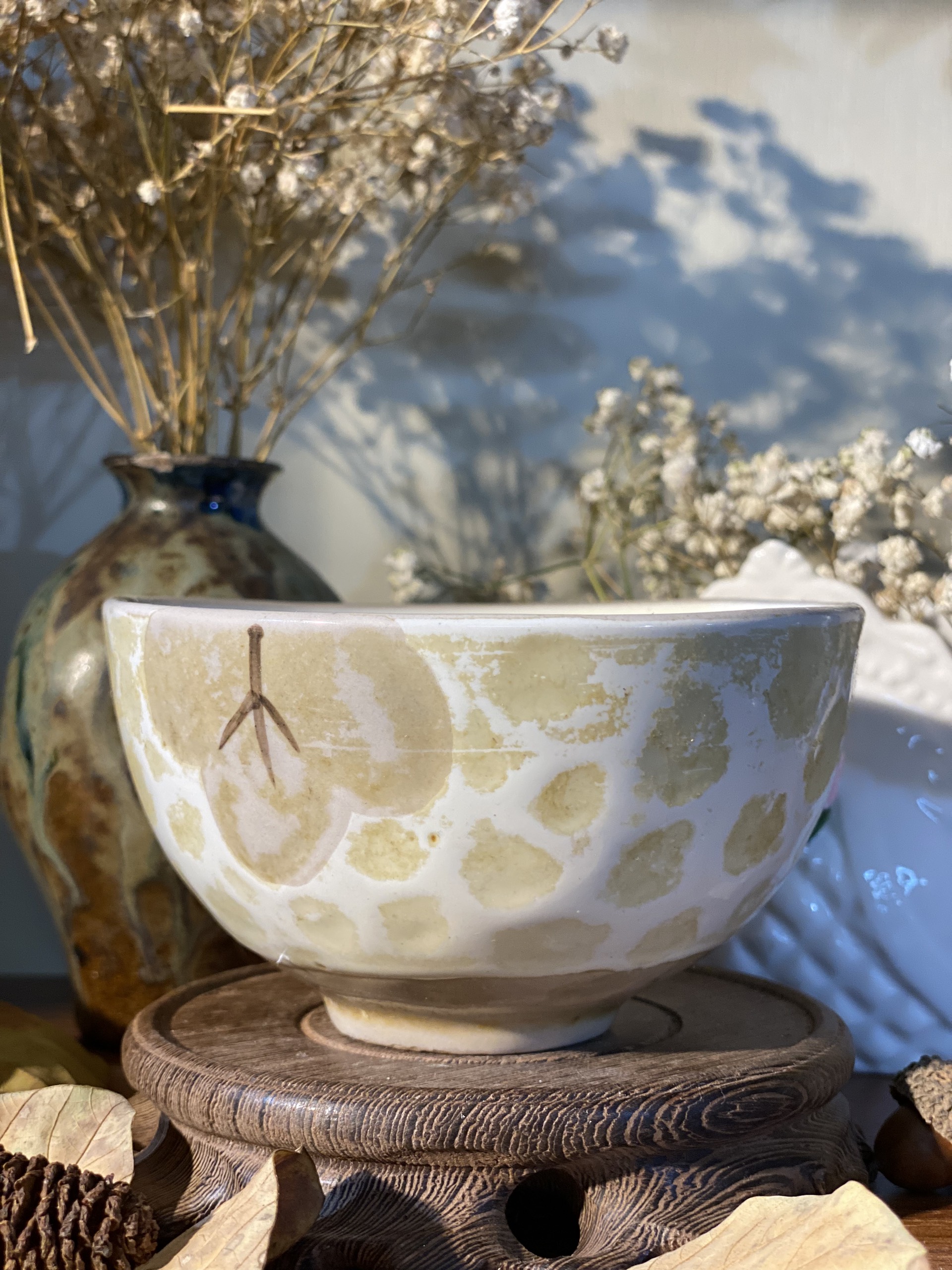 Bát men chấm vàng họa tiết cây