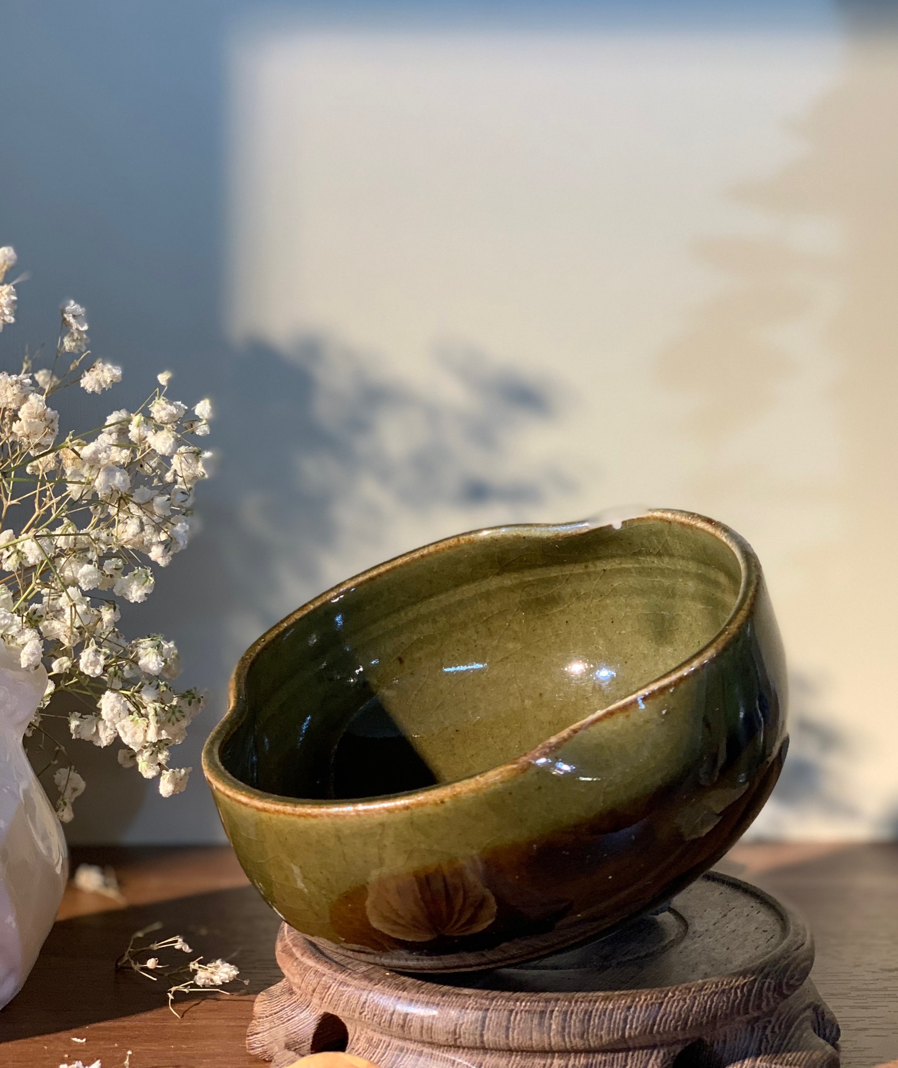 Bát mộc lục viền cánh hoa men trơn