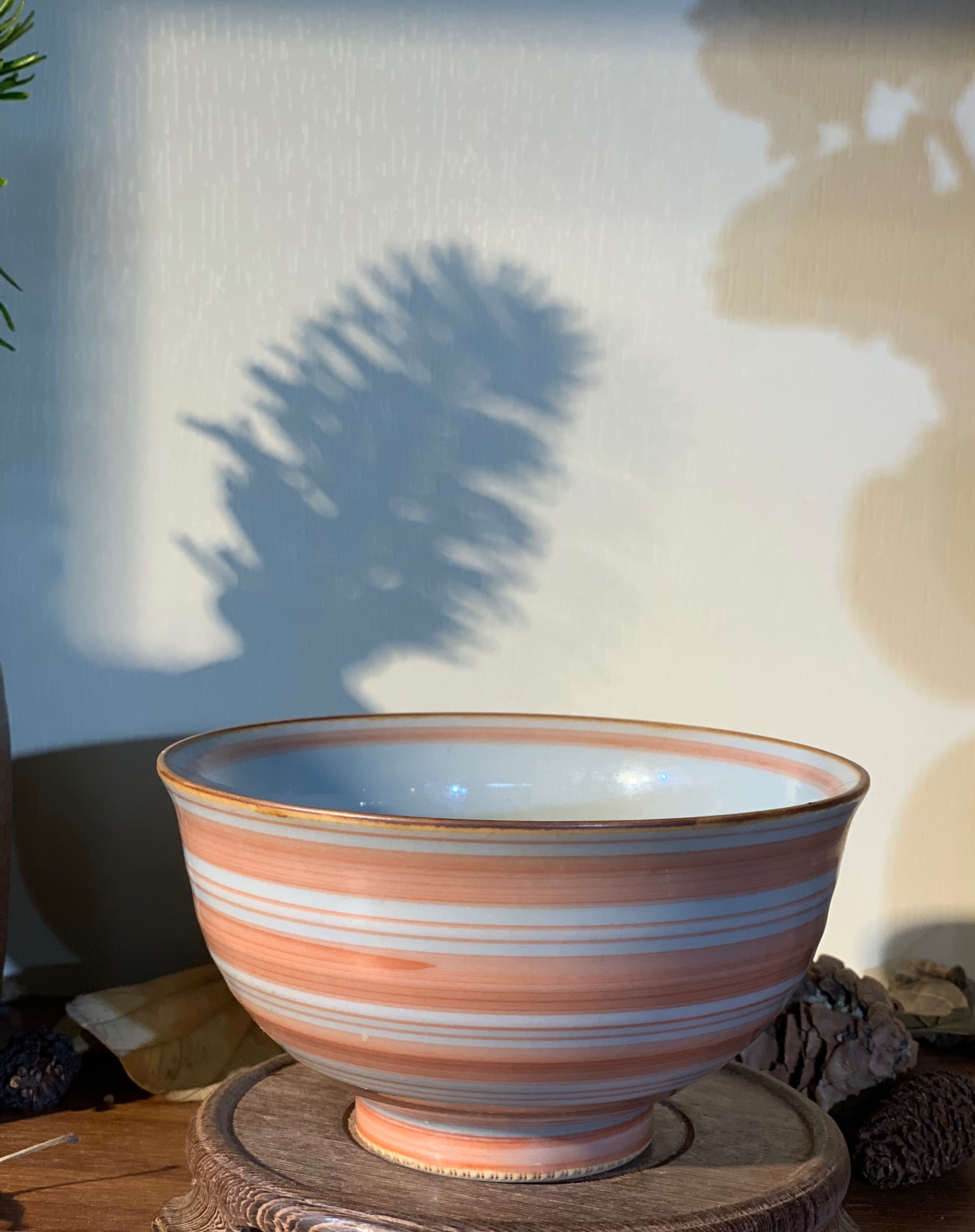 Bát mộc viền hồng đế răng cưa