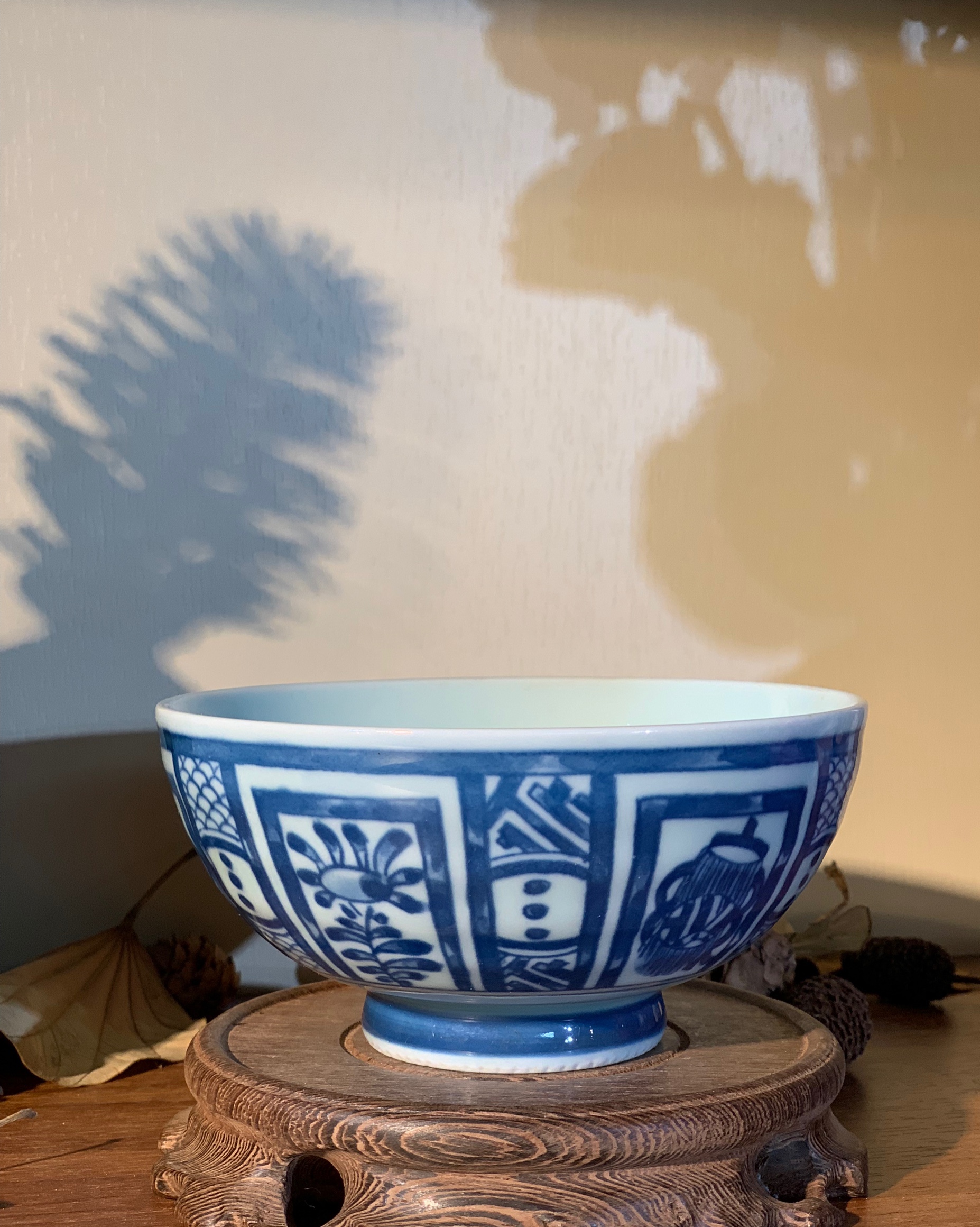 Bát tráng men hoạ tiết độc đáo vẽ triện