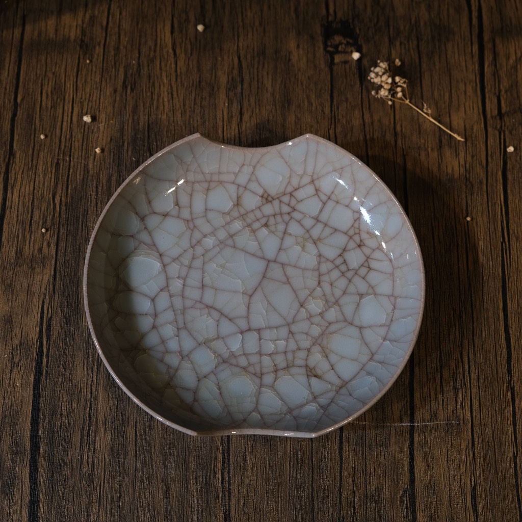 Đĩa men celadon huyết rồng