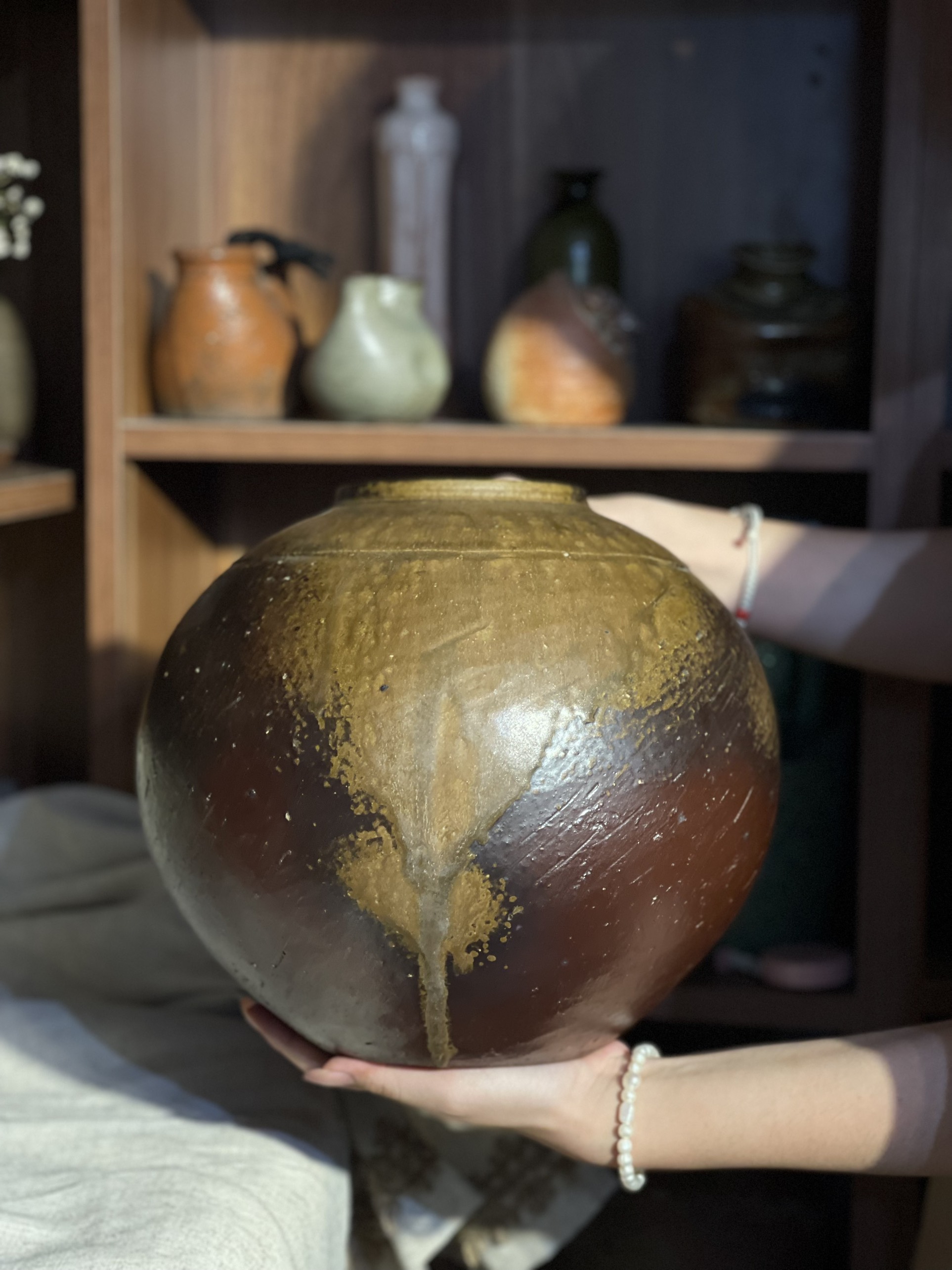 Bình Bizen Goma dáng hút tài lộc nung củi men chảy tự nhiên