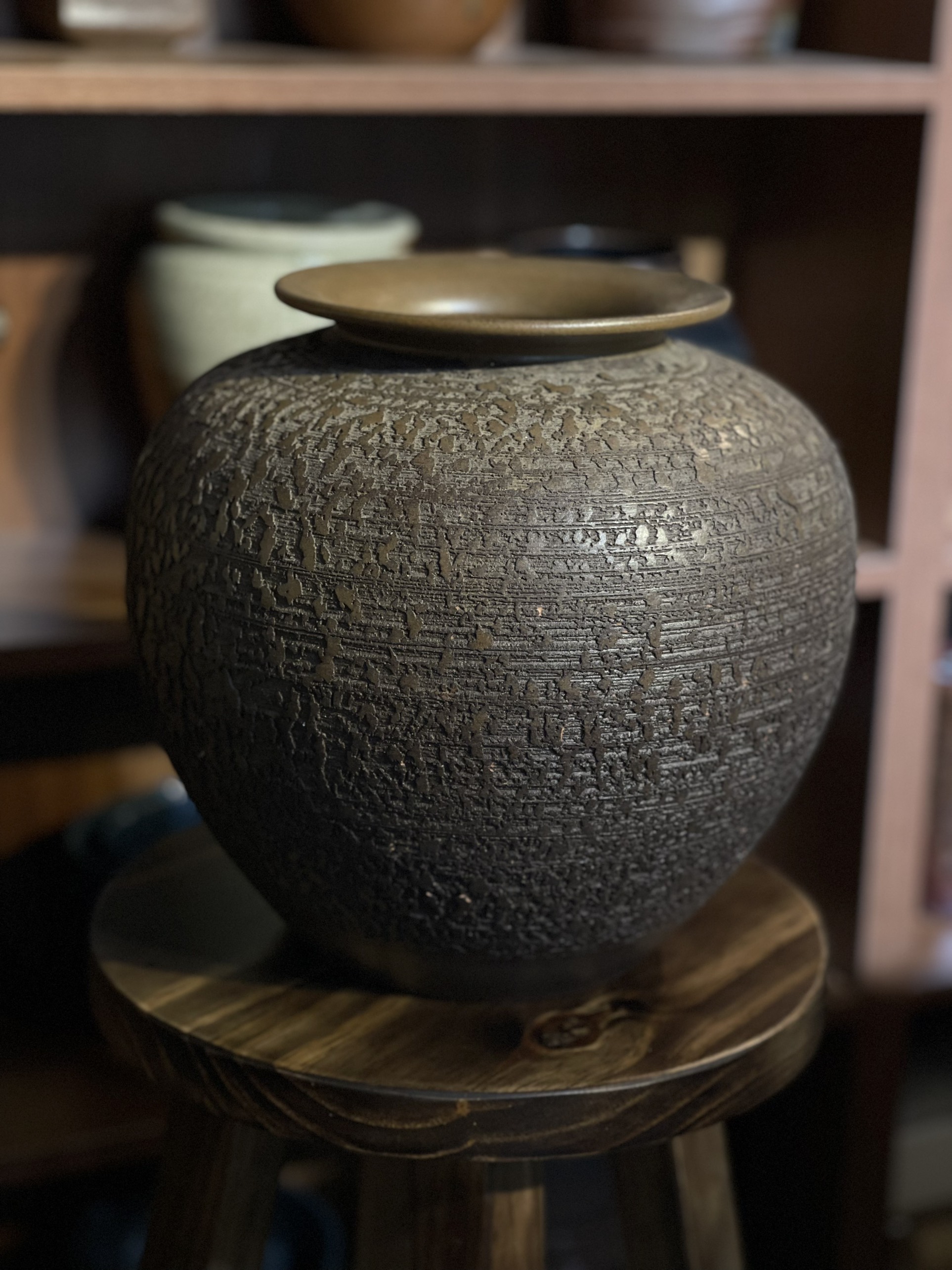 Bình gốm Shigaraki dáng hút tài lộc hoạ tiết vỏ thông